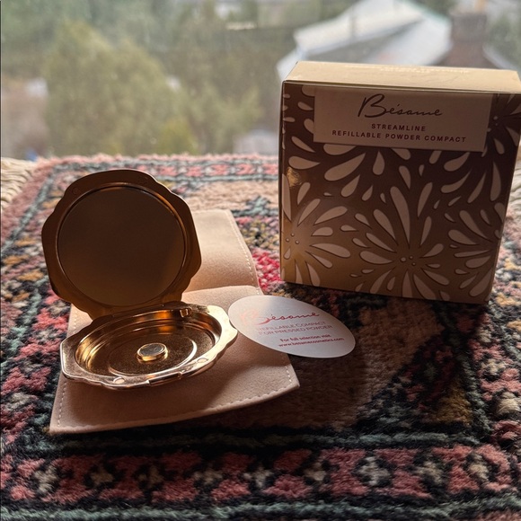 Besame Cosmetics Streamline Refillable Powder Compact - Picture 2 of 3